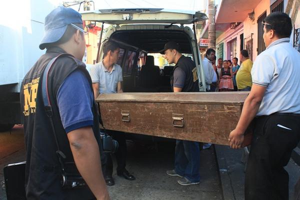 El cadáver de Félix Roldán es llevado a la morgue. (Foto Prensa Libre: Melvin Sandoval)<br _mce_bogus="1"/>