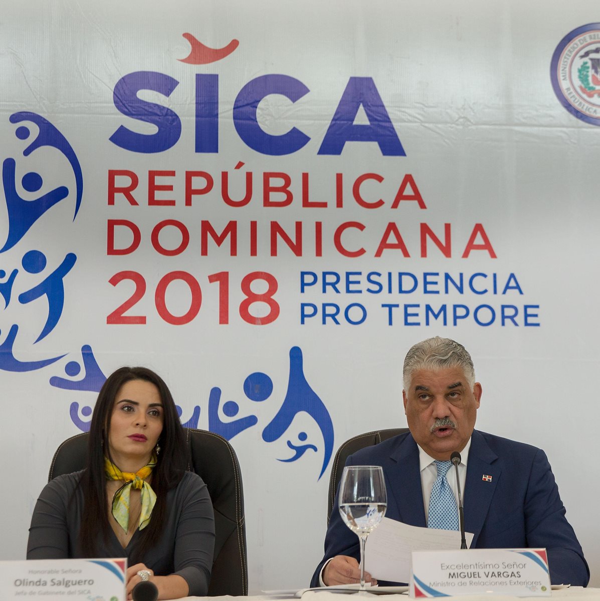 El canciller dominicano, Miguel Vargas, ofrece detalles de la reunión de Jefes de Estado y de Gobierno del Sistema de la Integración Centroamericana (SICA). (Foto Prensa Libre: EFE)