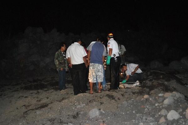 bomberos rescatan cuerpo en río Guacalate.