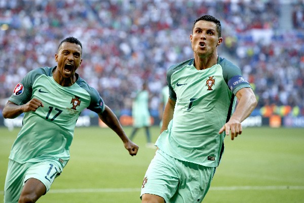 Cristiano Ronaldo festeja uno de los dos goles anotados contra Hungría. (Foto Prensa Libre: EFE).
