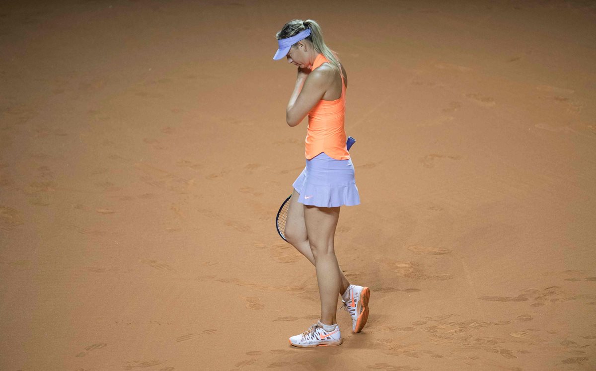 María Sharapova se lamenta luego de caer en las semifinales. (Foto Prensa Libre: AFP)