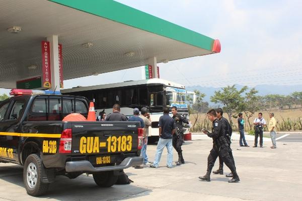 El bus asaltado quedó retenido en un sector de Barberena, Santa Rosa. (Foto Prensa Libre: Oswaldo Cardona)<br _mce_bogus="1"/>