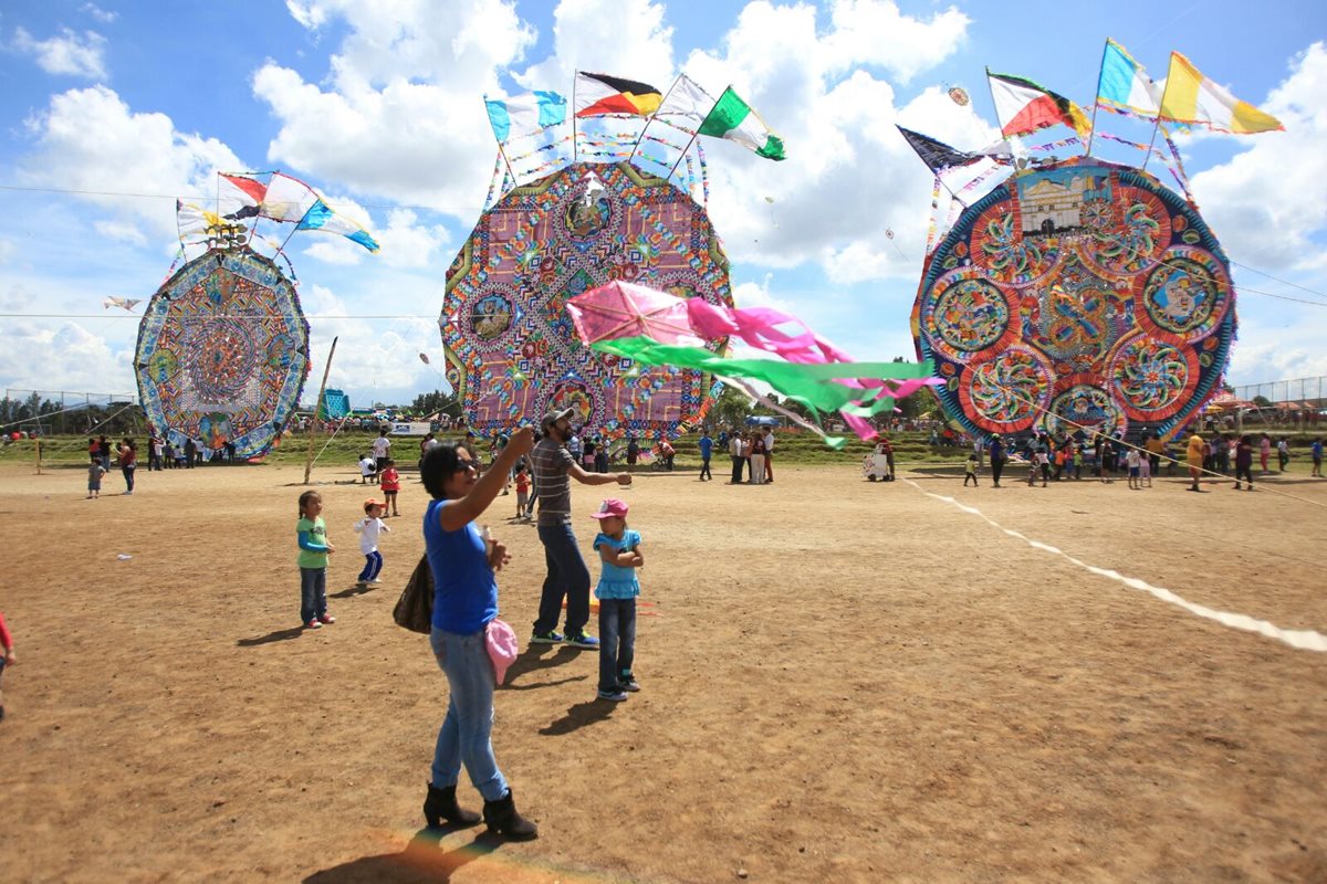 Familias asistieron al parque para observar los barriletes gigantes. (Foto Prensa Libre: Esbin García