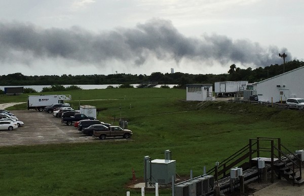 Una columna de humo se eleva en el Cabo Cañaveral, Florida. (Foto Prensa Libre: AP)