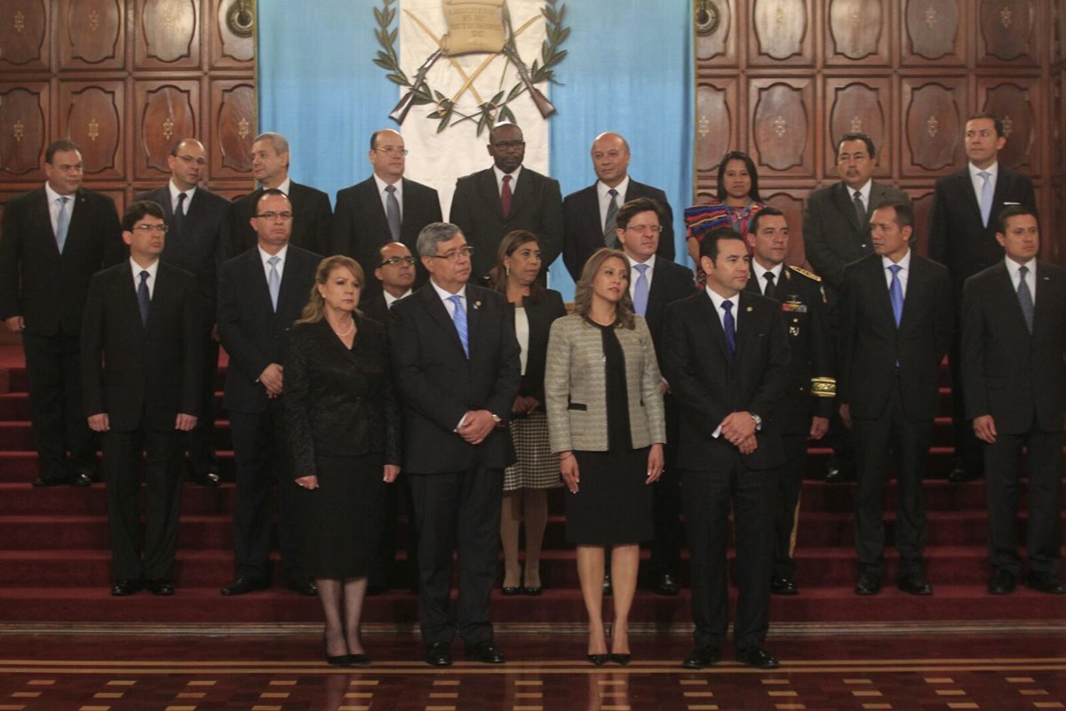 En el Salón Banderas, del Palacio Nacional de la Cultura, se juramenta a los 14 ministros de Estado. (Foto Prensa Libre: Edwin Bercian)