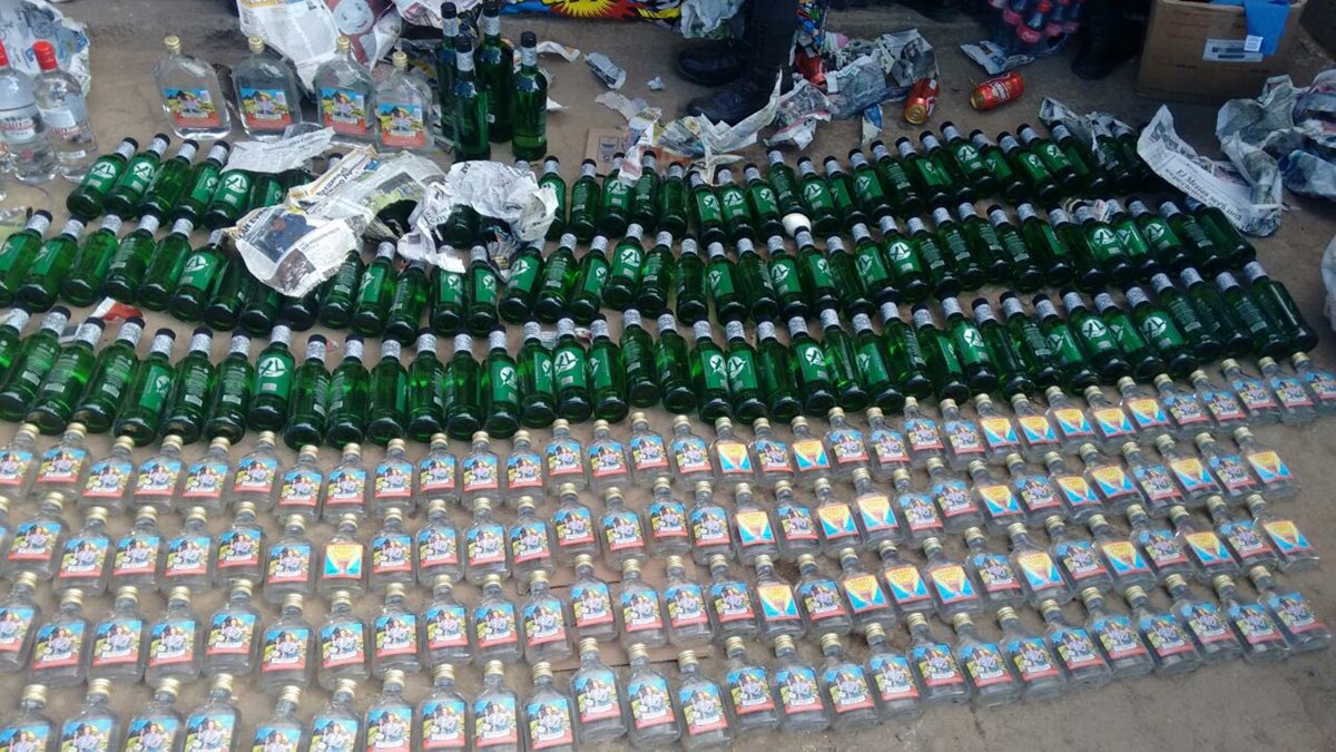 Varias botellas de licor iban a ser entregadas a los reos de la Granja Cantel. (Foto Prensa Libre: Cortesía Érick Colop)