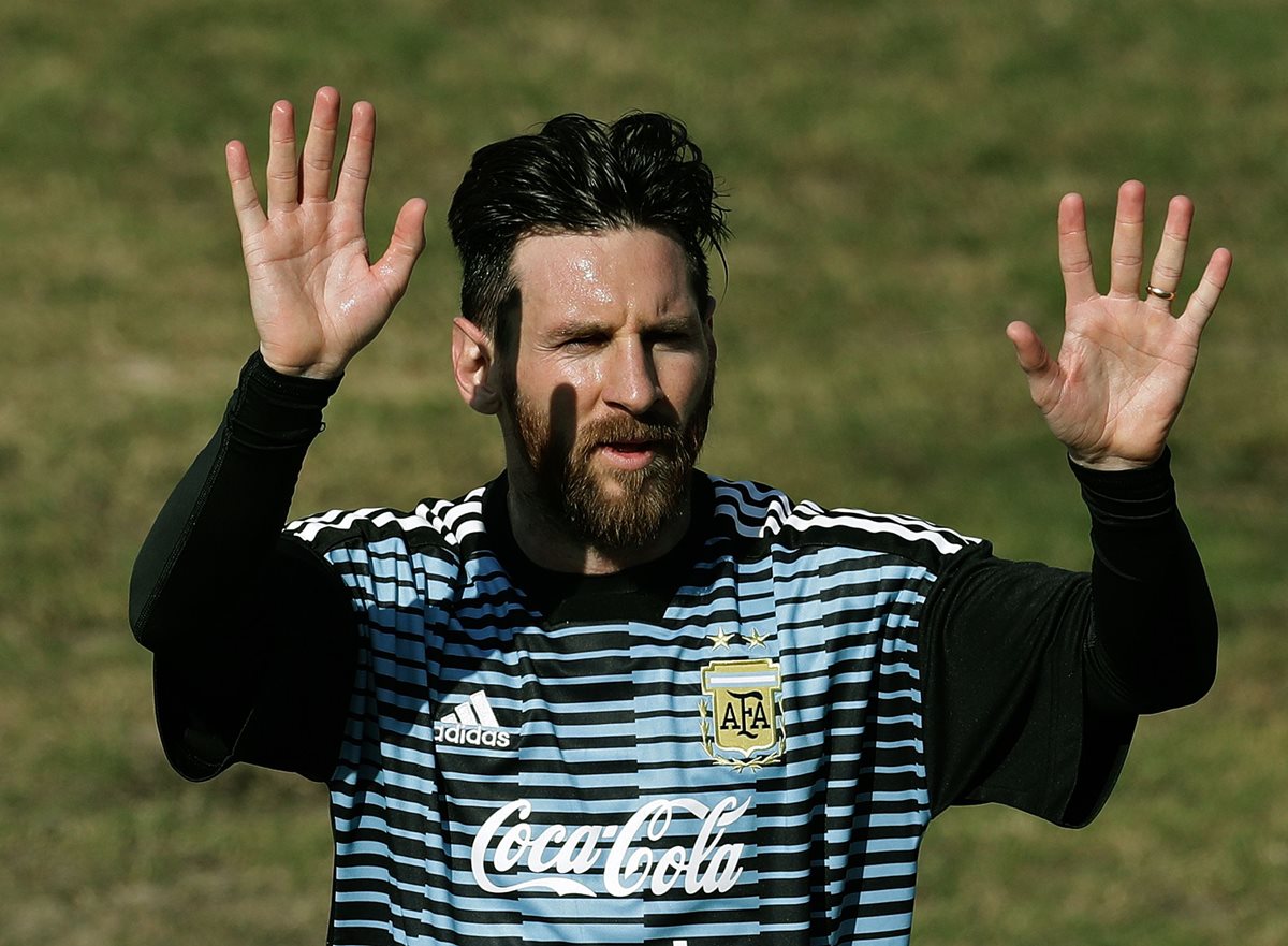 Lionel Messi saluda a los aficionados que observaron el entrenamiento de la selección albiceleste. (Foto Prensa Libre: AFP)