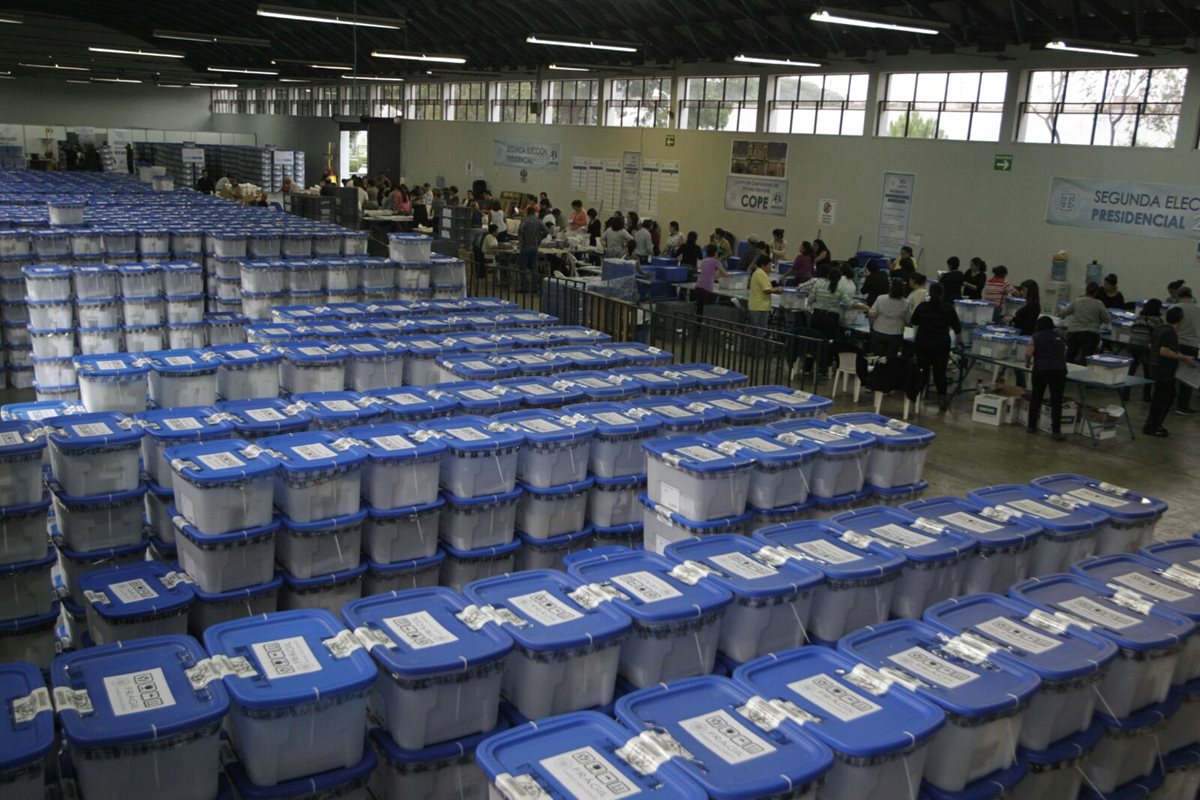 La Dirección Electoral del TSE finaliza el embalaje de los enseres electorales. (Foto Prensa Libre: Edwin Bercián)