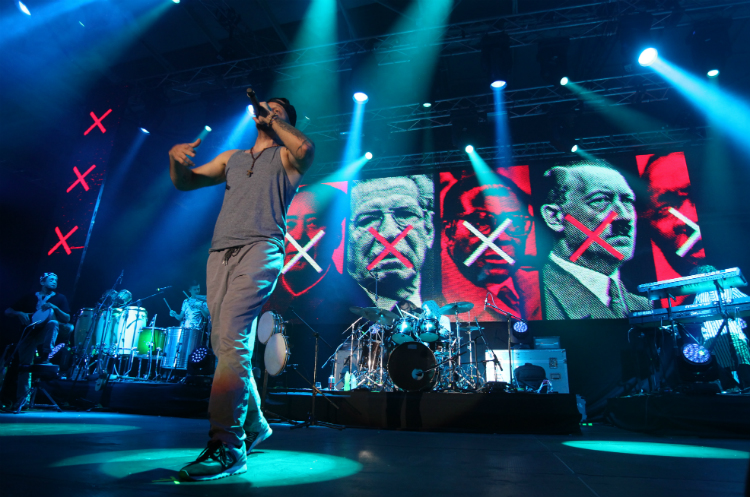 Durante la velada Residente utilizó varios visuales que ilustraron la letra de sus temas