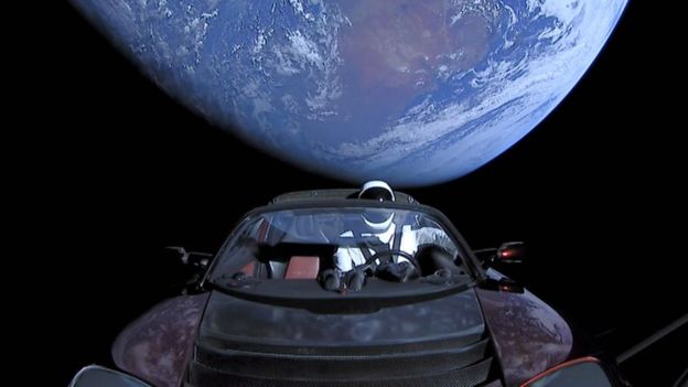 SpaceX, de Elon Musk, lanzó al espacio un auto Tesla como parte de su proyecto del cohete Falcon Heavy. GETTY