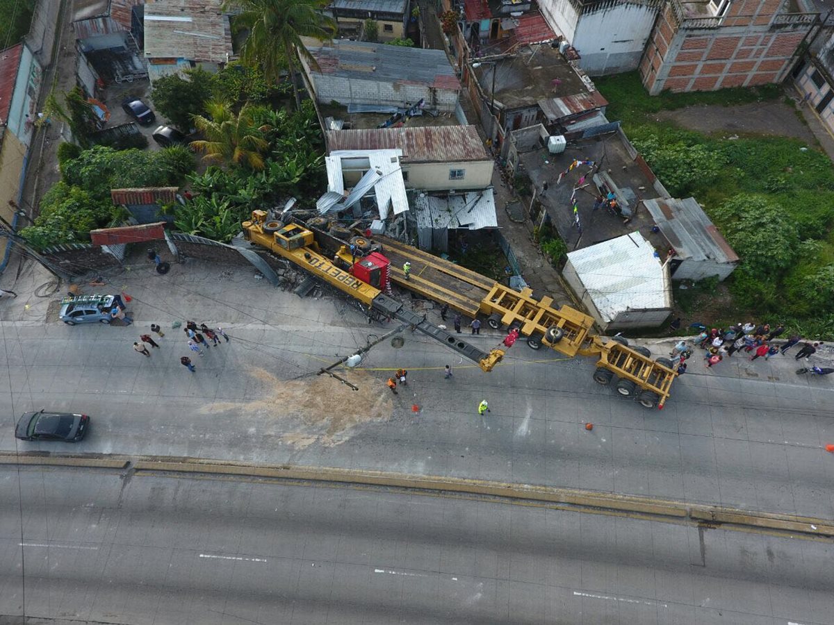 Para remover el trailer y la grúa tipo pluma fue necesario utilizar maquinaria especial. (foto Prensa Libre: Amílcar Montejo)