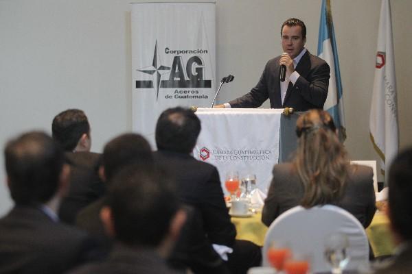 El Ministro de Comunicaciones, Alejandro Sinibaldi, se reunió con empresarios de la CGC. (Foto Prensa Libre: Edwin Bercián)