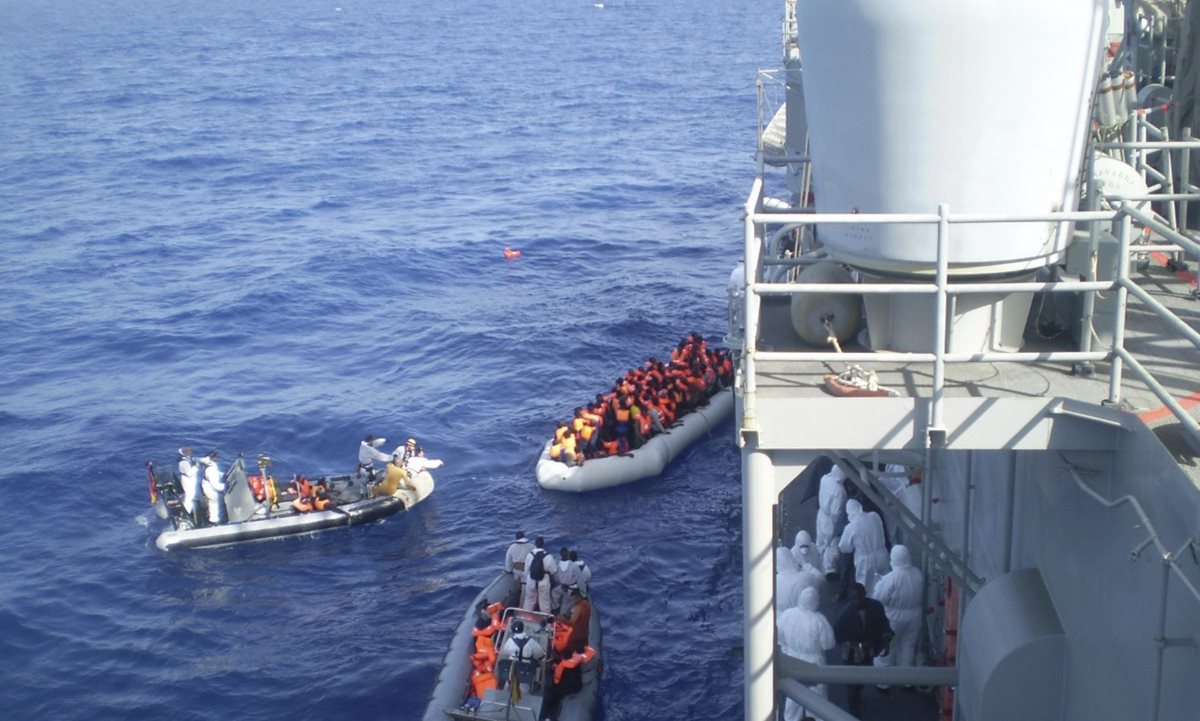 Recantan a un grupo de inmigrantes que navegaban frente a costas de Libia. (Foto Prensa Libre: EFE)