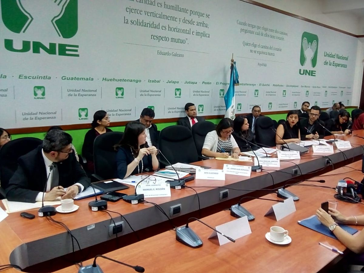 Autoridades encargadas de atender a los migrantes acudieron este mmiércoles al Congreso. (Foto Prensa Libre: Óscar Rivas)