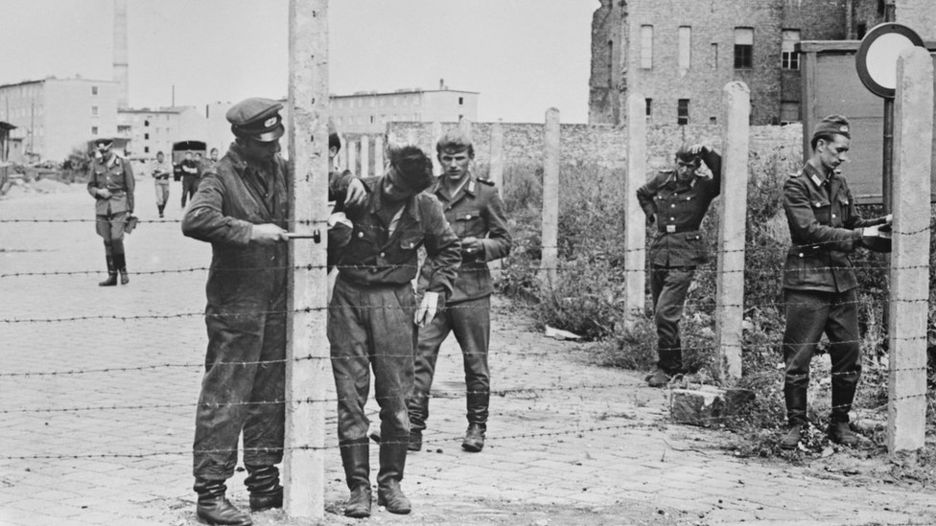 Las autoridades de Alemania del Este comenzaron a erigir de forma abrupta el muro de Berlín en 1961. GETTY IMAGES