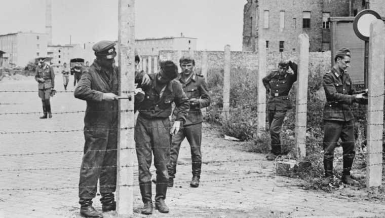 Las autoridades de Alemania del Este comenzaron a erigir de forma abrupta el muro de Berlín en 1961. GETTY IMAGES