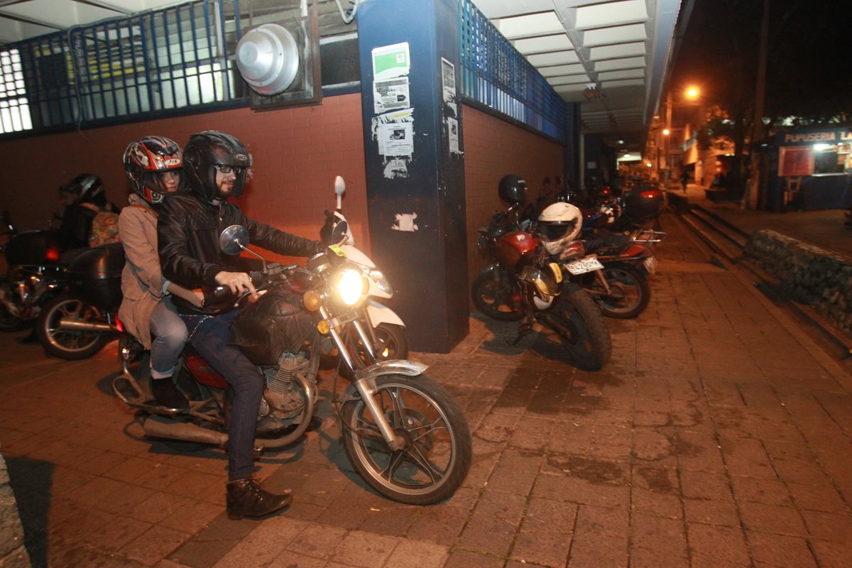 Los pasillos de la universidad se convirtieron en vías para motocicletas. Los motoristas no tienen parqueos habilitados. (Foto Prensa Libre: stuardo Paredes)