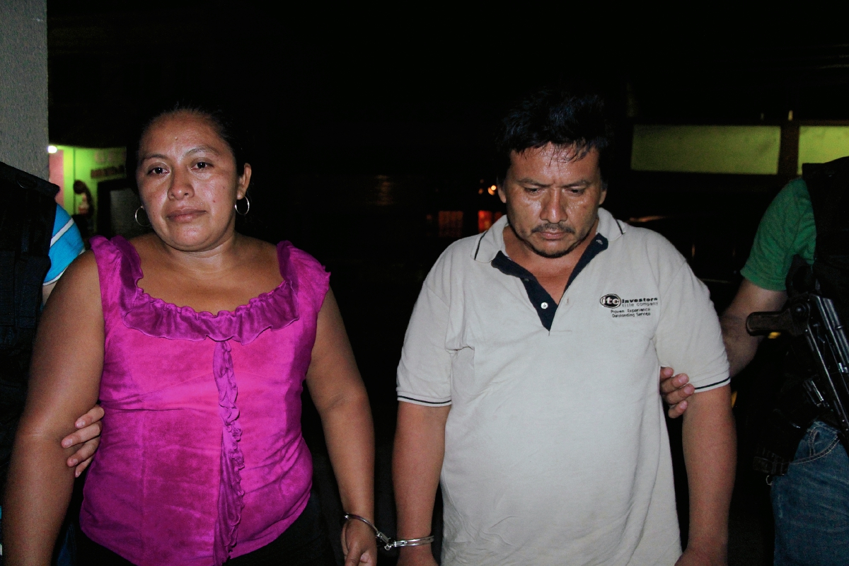Elmer Geovani  Cristonal Quiroa y Lucrecia Ramírez Ixchajeal, detenidos en Ocos, San Marcos, por simular un secuestro. (Foto Prensa Libre: Alexánder Coyoy)