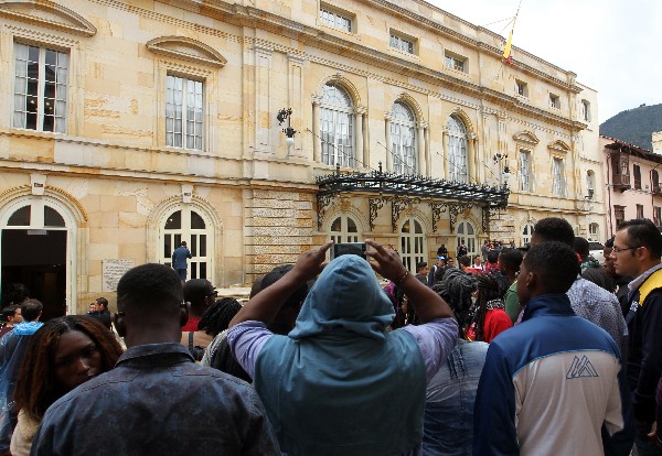 Turistas toman imágenes del teatro Colón que será testigo de la firma del nuevo acuerdo de paz. (Foto Prensa Libre: EFE)