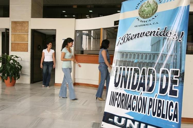 La iniciativa busca conservar archivos públicos, pero con ello crea una barrera a la información.(Foto Prensa Libre: Hemeroteca PL)