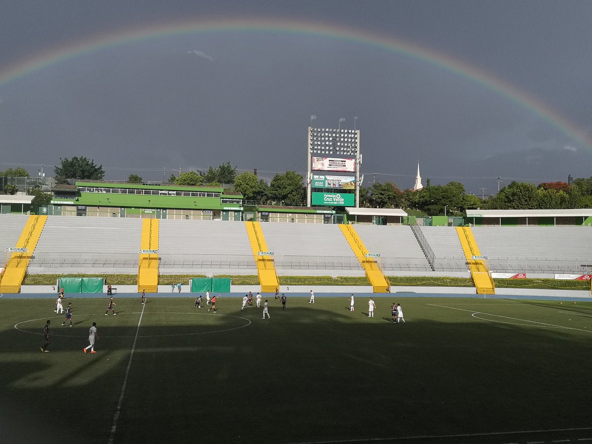 Los graderíos del estadio Cementos Progreso lucían vacíos. Asistieron 127 aficionados en el juego del Torneo de Copa frente a la Usac. (Foto Prensa Libre: La Red)