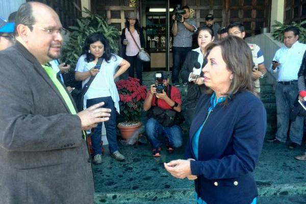 Orlando Blanco, diputado, y Sandra Torres, presidenciable, ambos de la UNE, acudieron a la CC, para presentar un amparo contra el Presupuesto de 2015. (POR ESTUARDO PAREDES)