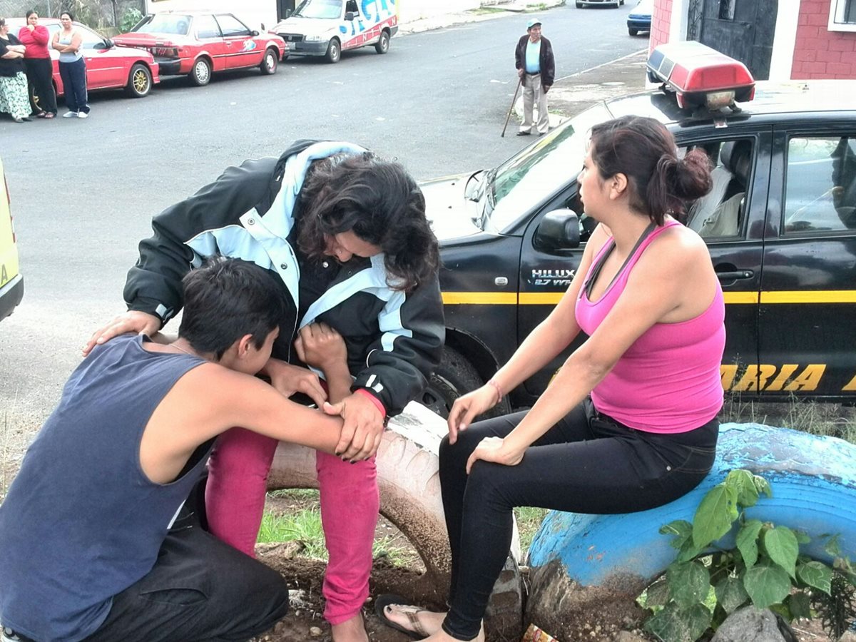 Familiares lamentan la muerte de la menor que desapareció el domingo último. (Foto Prensa Libre: Estuardo Paredes)