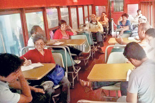 Un vagón  de tren —en el Museo del Ferrocarril, zona 1— es el sitio en el cual comparten lecturas estos amantes de los libros. (Foto Prensa Libre: Cortesía Comunidad de Lectores)
