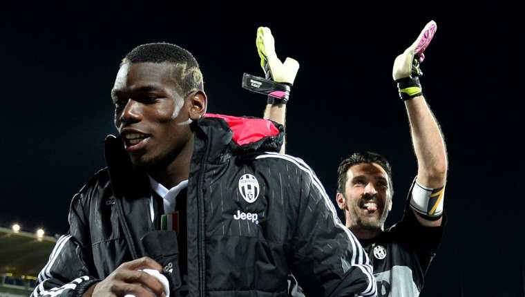 El capitán del Juventus, el meta Gianluigi Buffon, aseguró que el “Scudetto” matemáticamente ganado hoy por los blanquinegros “marca una época”. (Foto Prensa Libre: AFP)