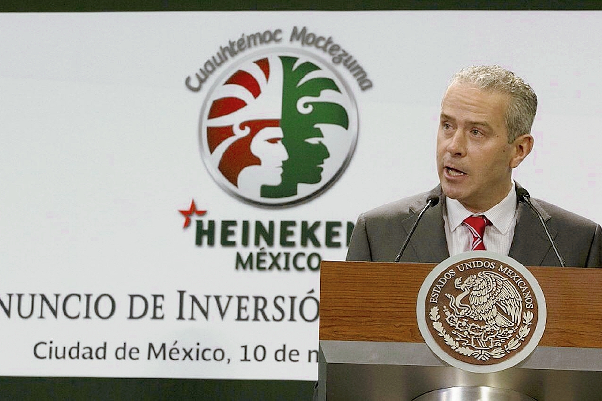 El presidente de Heineken en México, Marc Busain, informa hoy sobre la nueva planta.  (Foto Prensa Libre: EFE)