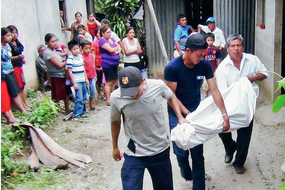 El cadáver  de la joven embarazada es llevada por familiares y vecinos en el caserío Nueva Santa Rosa, Colomba, Quetzaltenango. (Foto Prensa Libre: Alexánder Coyoy)