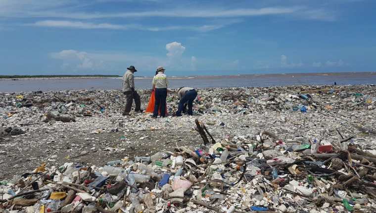 Toneladas de basura desembocan en el río Motagua, que a su vez contamina las playas de Omoa, en Honduras. (Foto Prensa Libre: HemerotecaPL)