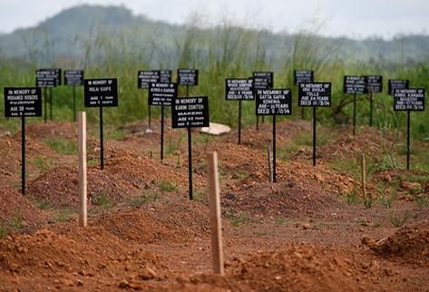 Cementerio asignado para muertos por ébola en África. (Foto Prensa Libre: AFP)