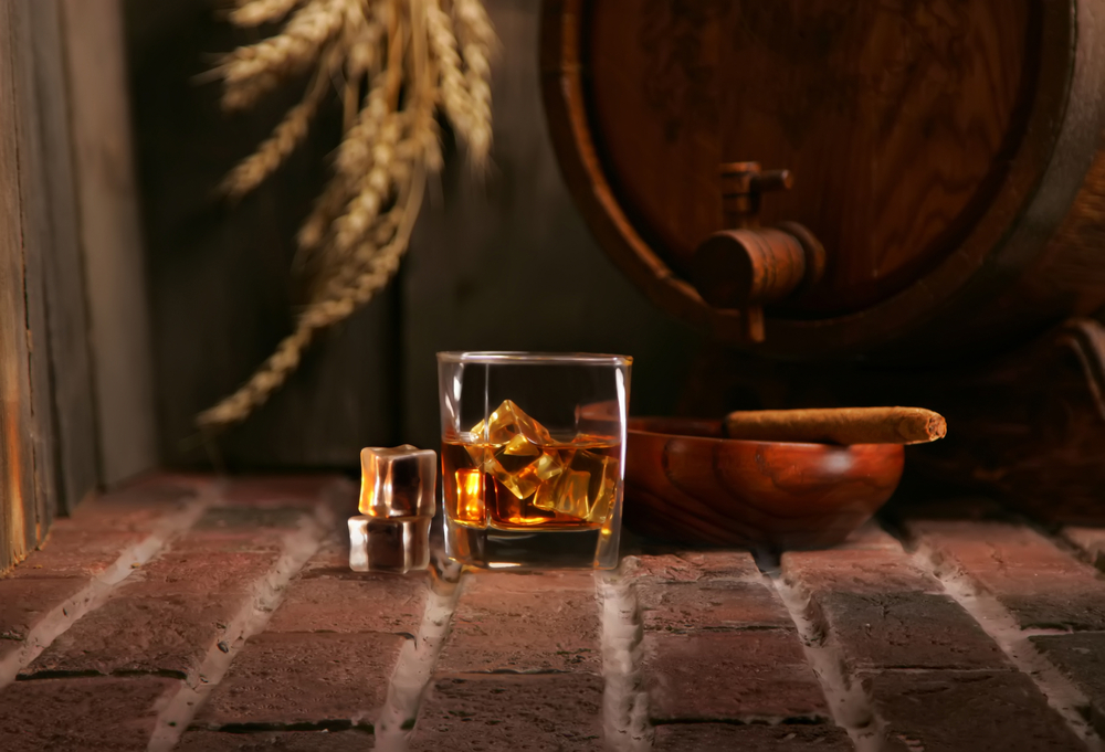El whisky escocés se compone de los mismos ingredientes desde hace cientos de años, no obstante, algunas destilerías se empiezan a preguntar si no habrá llegado el momento de innovar. (Foto Prensa Libre: ShutterStock)