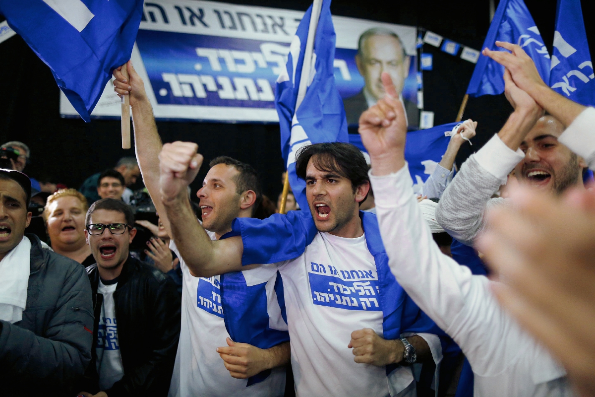 Seguidores del líder del partido Likud, Benjamín Netanyahu, mientras observan algunos predicciones de televisión. (Foto Prensa Libre:EFE)