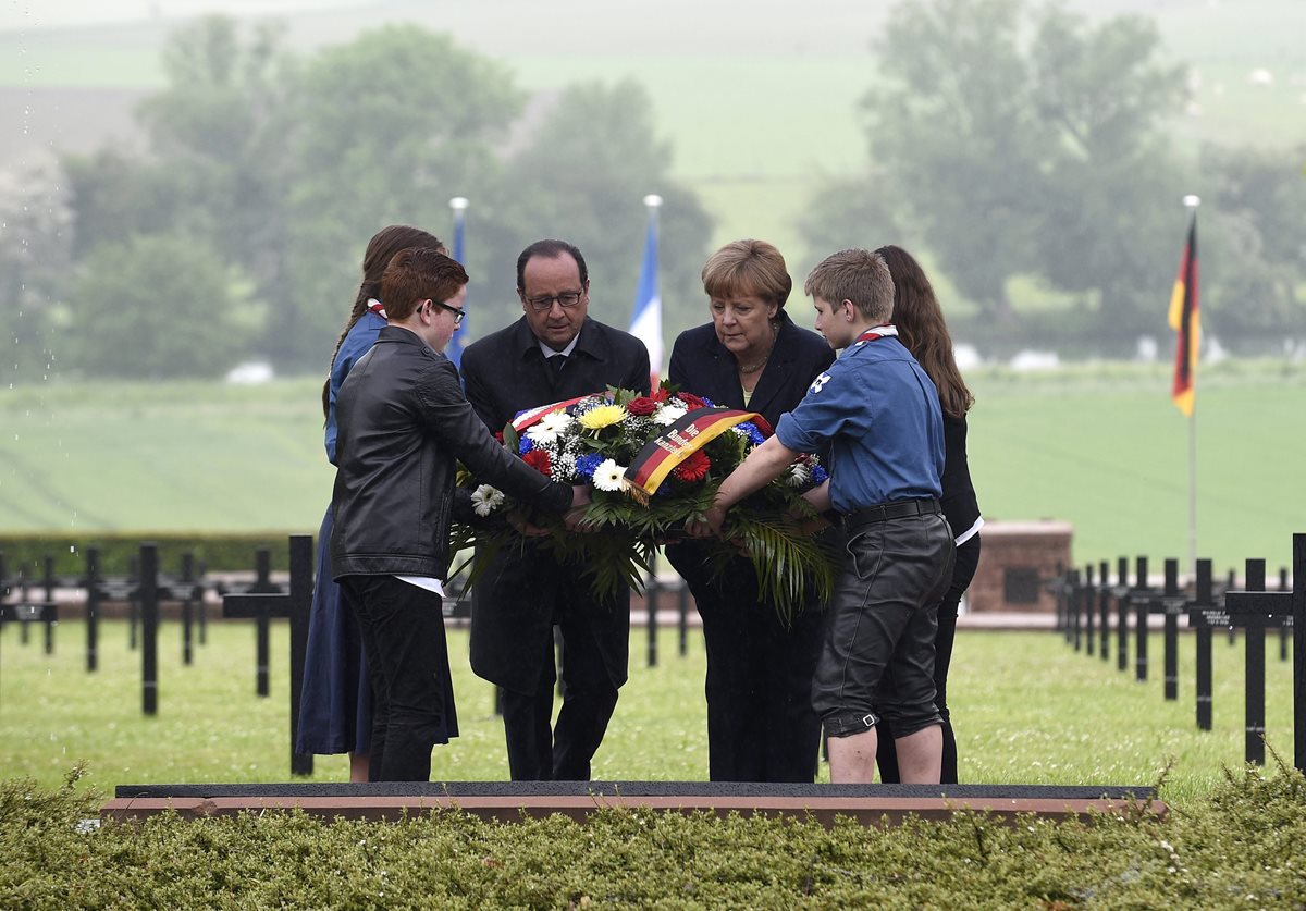 Los presidentes de Francia y Alemania colocan flores en cementerio que recuerda la Primera Guerra Mundial. (Foto Prensa Libre: AFP)