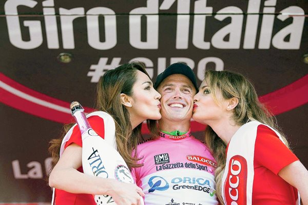 El ciclista Simon Gerrans es consentido por las edecanes luego de ganar la primera etapa del Giro de Italia. (Foto Prensa Libre: EFE)