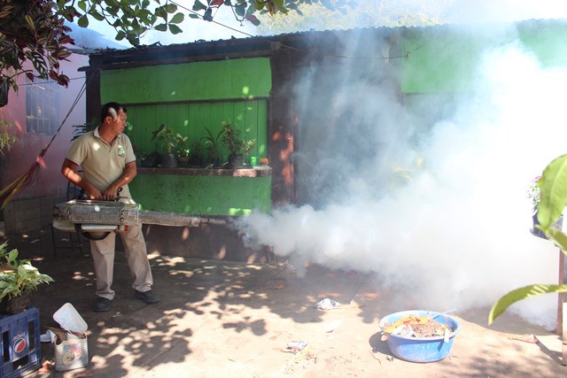 Delegado de la Unidad de Vectores del Ministerio de Salud participa en jornada de fumigación para erradicar el zancudo transmisor del Zika. (Foto Prensa Libre: Hemeroteca)