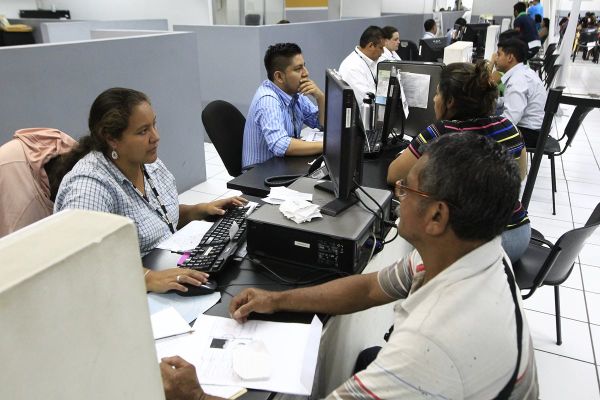 Diferencias entre Renap y Easy Marketing se traducen en que miles de guatemaltecos no tengan documento de identidad. (Foto Prensa Libre: Hemeroteca PL)