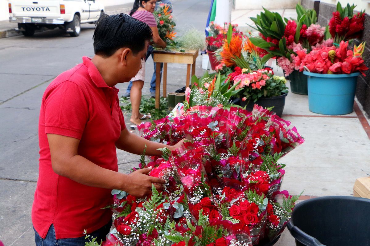 Un joven compra un ramo de flores en la cabecera de Retalhuleu, el cual llevará a su madre. (Foto Prensa Libre: Rolando Miranda)
