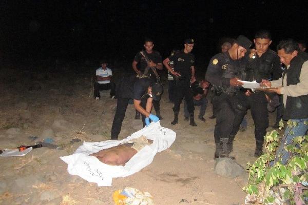 Agente cubre el  cadáver  de Quisque.