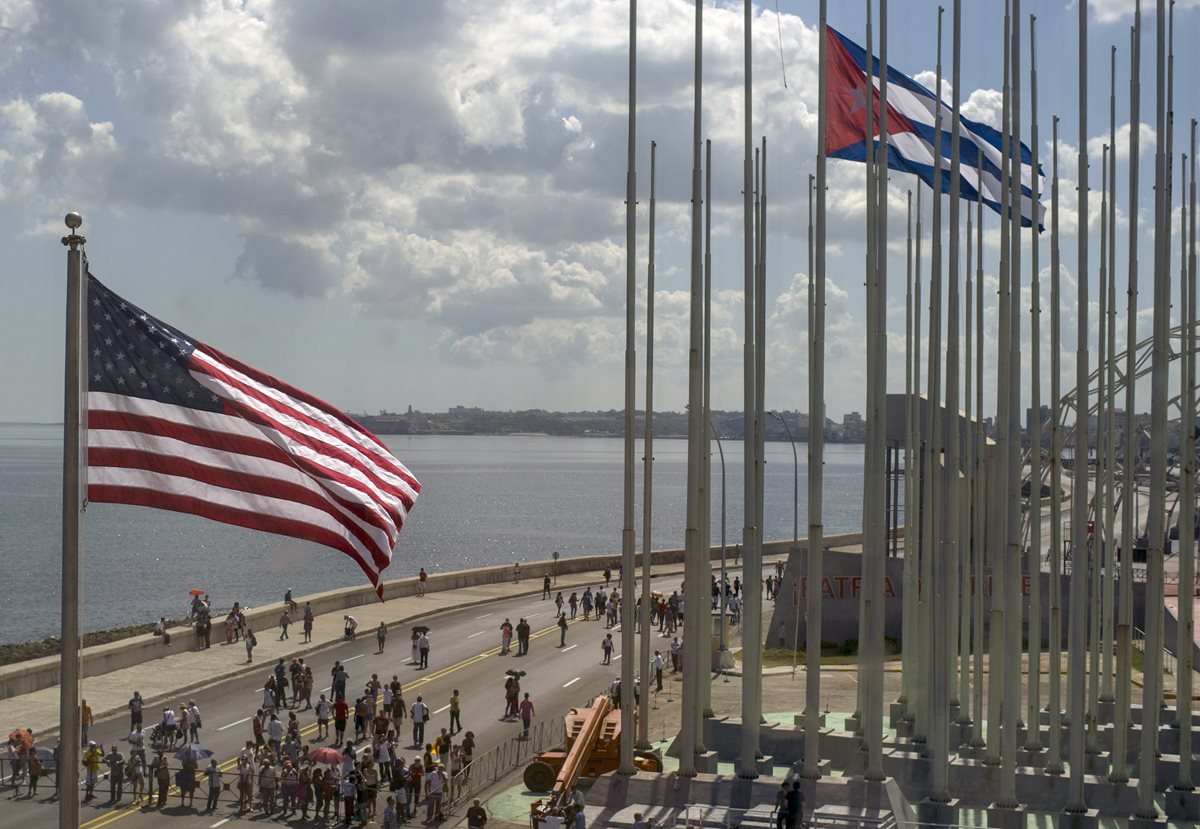 Las banderas de EE. UU. y Cuba ondean en La Habana. (Foto Prensa Libre: AP)