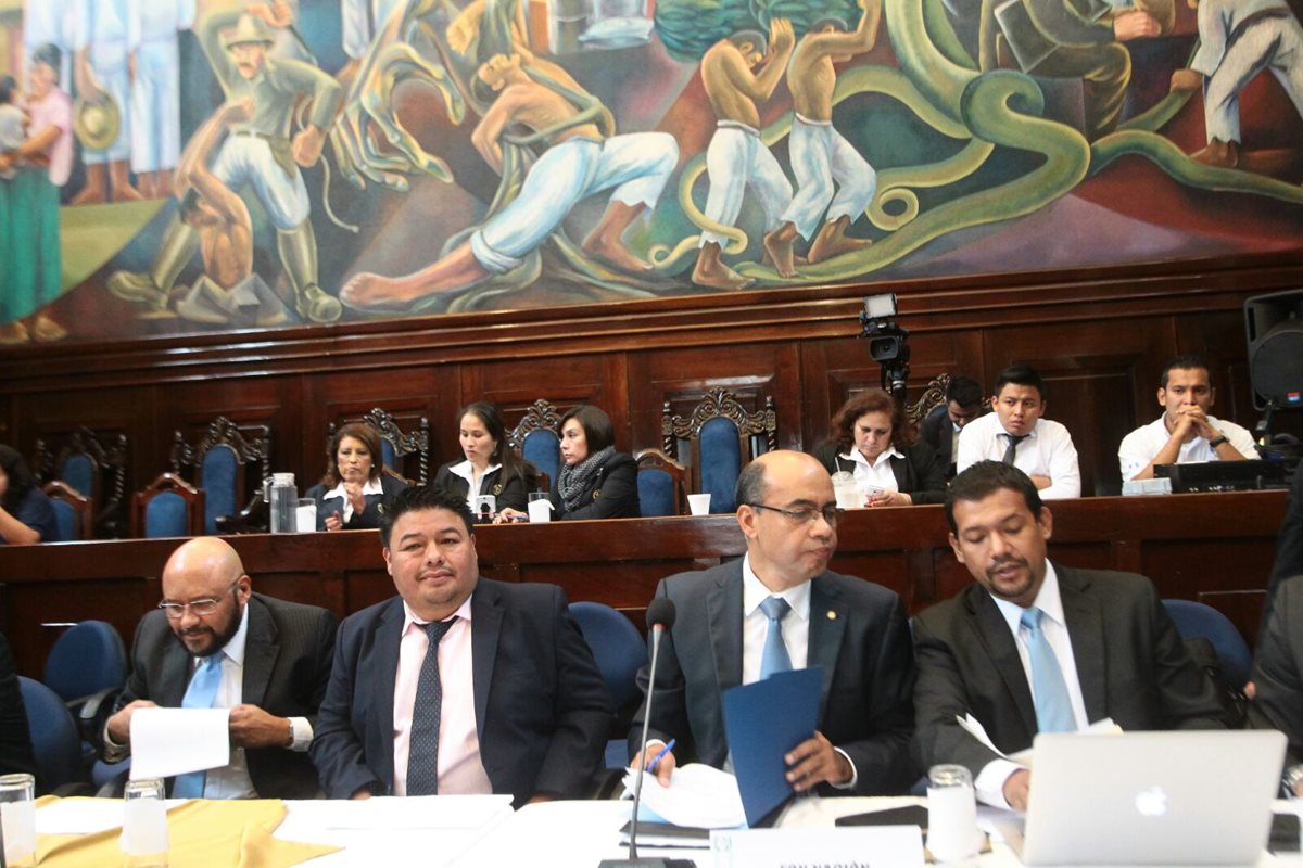 José Ramírez Crespín, representante del presidente electo Jimmy Morales, presenta su propuesta de presupuesto 2016 a la Comisión de Finanzas del Congreso. (Foto Prensa Libre: Álvaro Interiano)