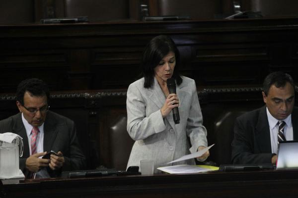La ministra de Educación Cynthia Del Águila durante la interpelación en el Congreso (Foto Prensa Libre: Esbin García)<br _mce_bogus="1"/>