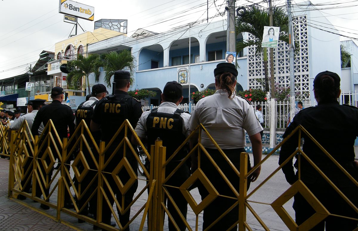 Agentes de la Policía Nacional Civil resguardan Municipalidad de Sanarate, El Progreso. (Foto Prensa Libre: Héctor Contreras)