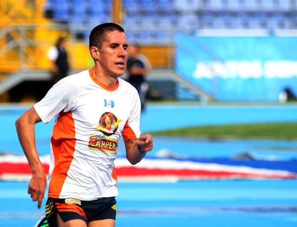 Luis Carlos Rivero en su práctica matutina de este martes en el estadio nacional Mateo Flores, previo a viajar mañana rumbo hacia Alemania (Foto Prensa Libre: Edwin Fajardo)