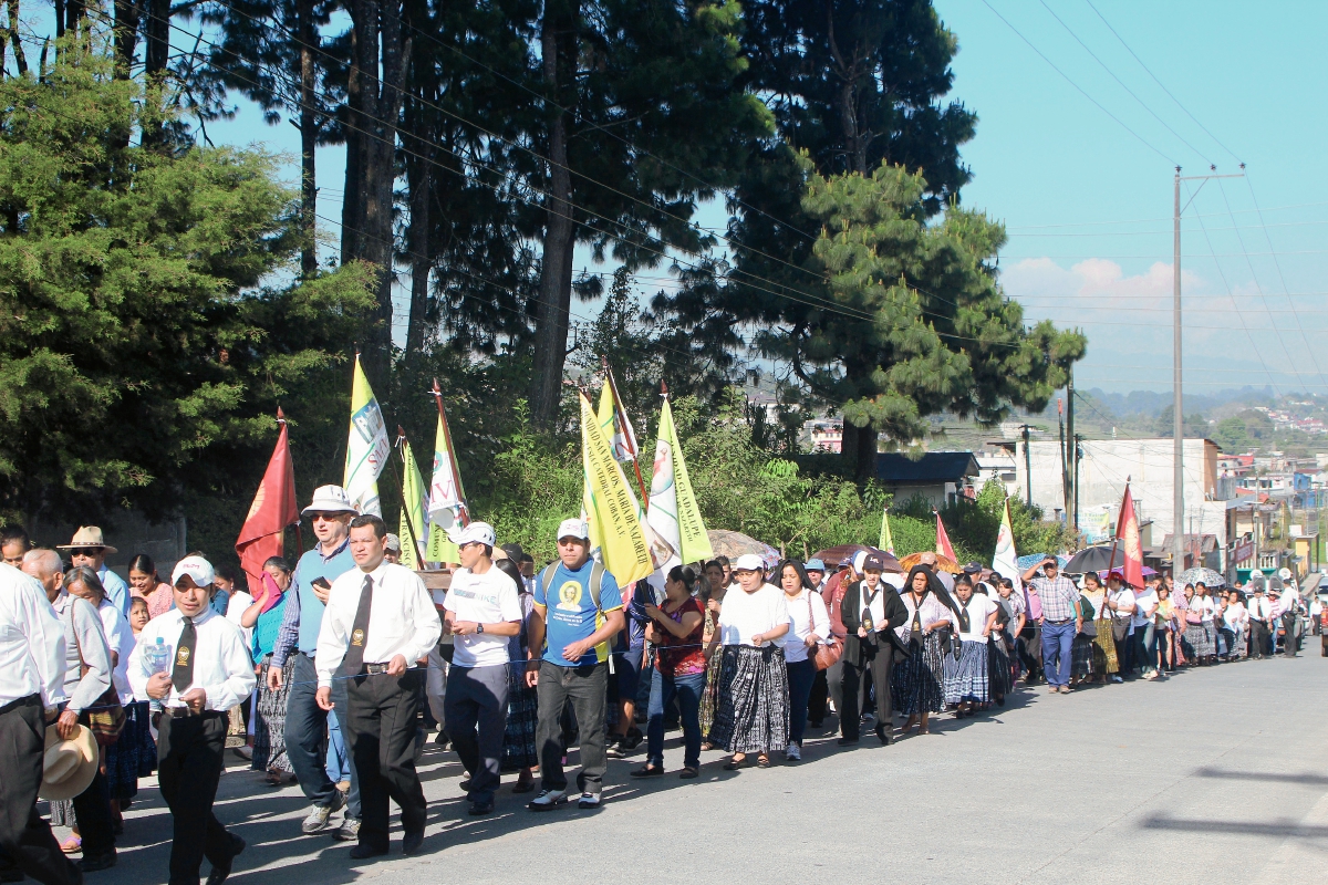 Católicos caminan en Cobán  para pedir por la paz en Guatemala. (Foto Prensa Libre: Ángel Tax)