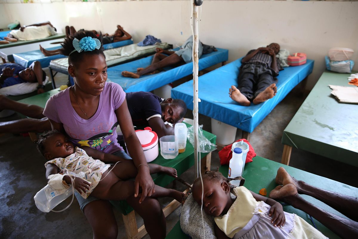 Personas enfermas de cólera reciben atención médica en un shospital de Jeremie (Haití). (Foto Prensa Libre: EFE).