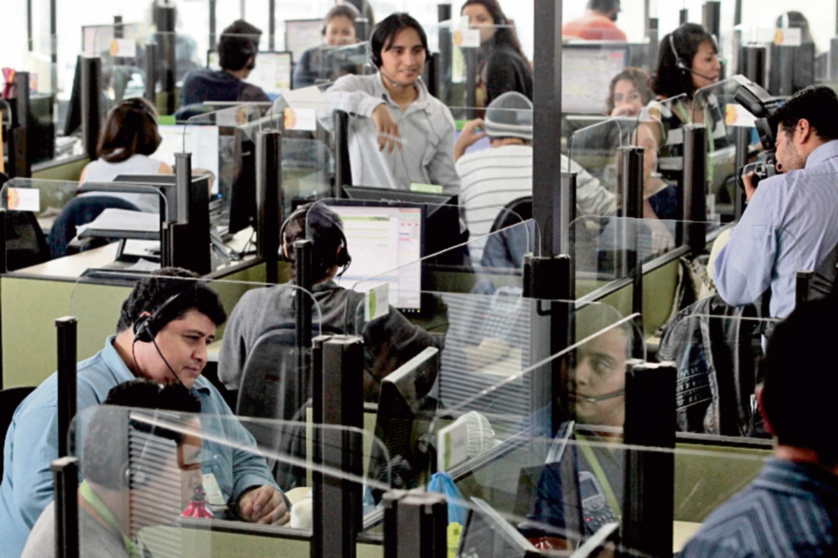 La ley Emergente de Empleo da beneficios al sector de vestuario y a centros de llamadas. (Foto Prensa Libre: Hemeroteca PL)