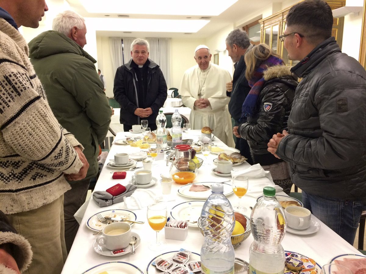 El papa Francisco comparte el sábado un desayuno con indigentes para celebrar su 80 cumpleaños. (Foto Prensa Libre: EFE).